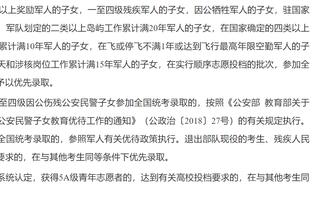 奥纳纳30次传球本场曼联球员最多，对红军单场8次扑救追平德赫亚